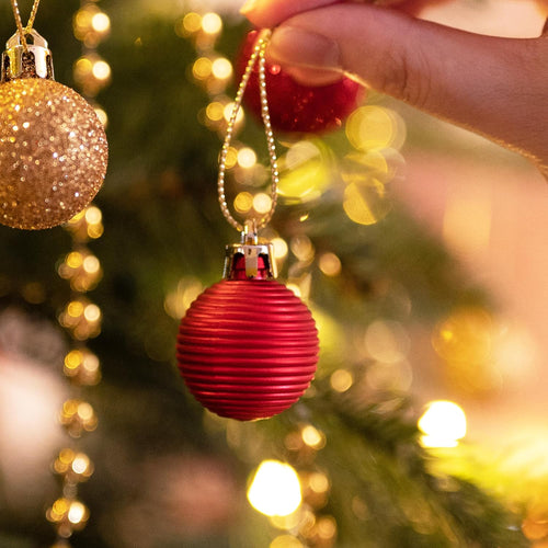 Valery Madelyn Weihnachtskugeln,49 stück Christbaumkugeln Weihnachtskugel mit Geschenkpaket, 3cm Weihnachtsbaumschmuck Christbaumschmuck mit Aufhänger,deko Weihnachten,Thema Rot Gold