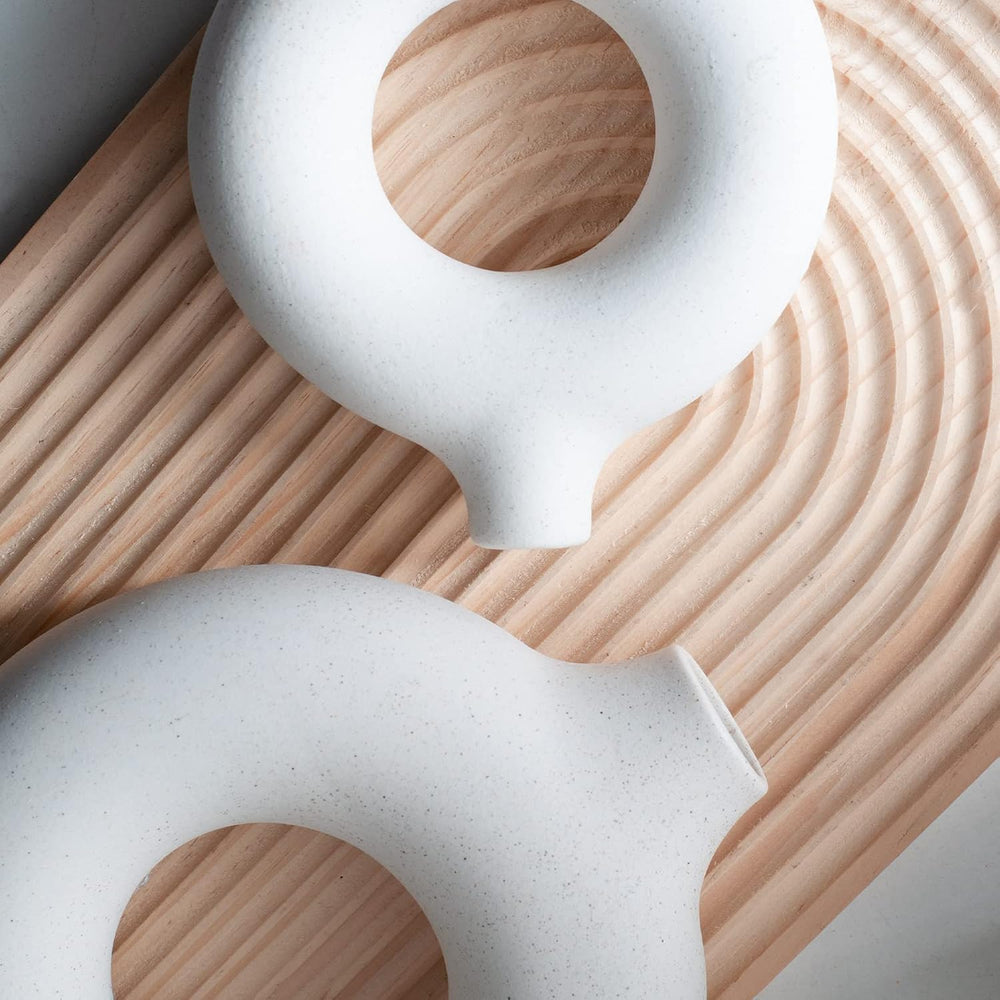 Weiße Donut Keramik Vase Satz von 2 für Moderne Home Decor, Runde Matte Vasen für Pampasgras, Neutral Boho Nordic Minimalismus Stil Blumenvasen（Groß+klein）