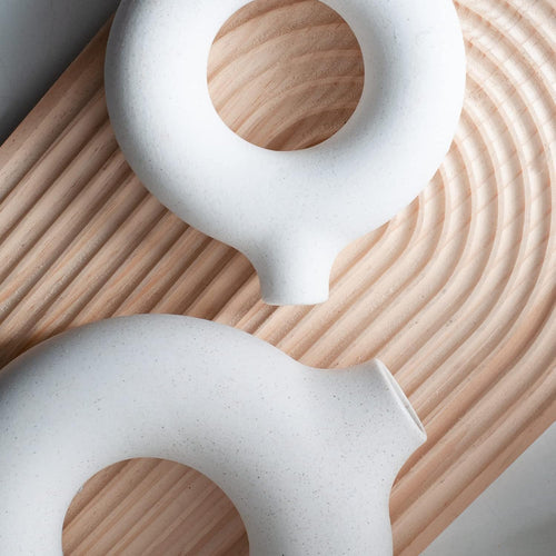 Weiße Donut Keramik Vase Satz von 2 für Moderne Home Decor, Runde Matte Vasen für Pampasgras, Neutral Boho Nordic Minimalismus Stil Blumenvasen（Groß+klein）