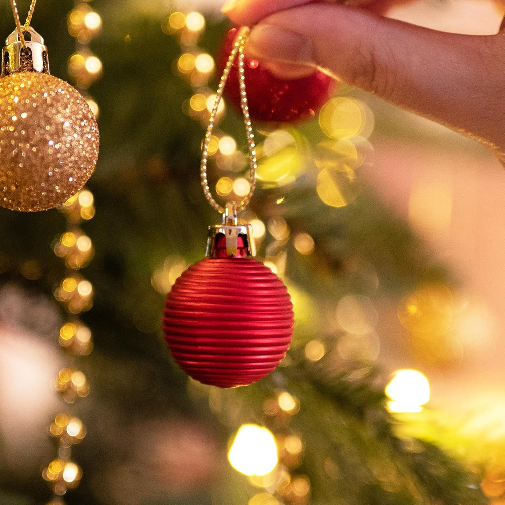 Valery Madelyn Weihnachtskugeln,49 stück Christbaumkugeln Weihnachtskugel mit Geschenkpaket, 3cm Weihnachtsbaumschmuck Christbaumschmuck mit Aufhänger,deko Weihnachten,Thema Rot Gold